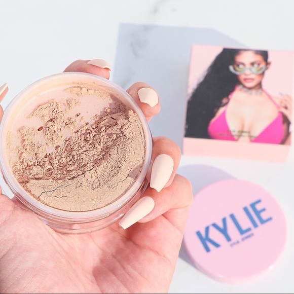 Kylie Cosmetics - Loose Illuminating Powder (Birthday Collection) - Picture 3 of 4